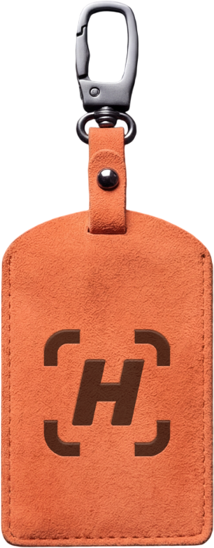 Разместите наклейки или брелки “Найди” на своих вещах или питомцах